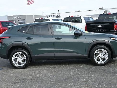 Used 2025 Chevrolet Trax LS w/ LS Convenience Package image 4