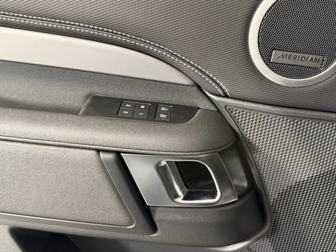 Certified 2025 Land Rover Discovery Dynamic SE AWD/4WD image 18