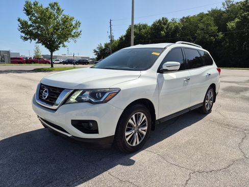 Used 2020 Nissan Pathfinder SV FWD image 2
