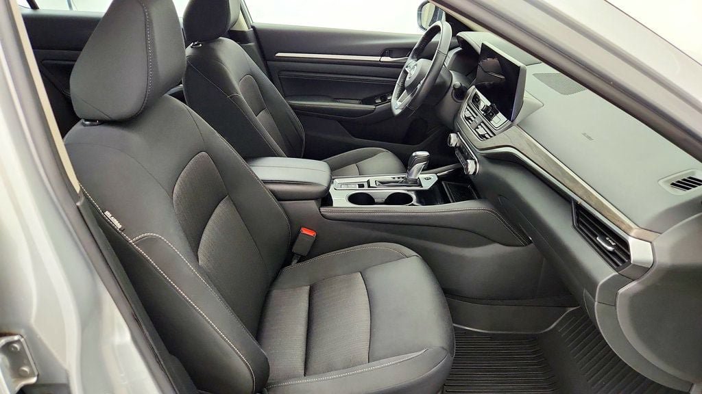Used 2023 Nissan Altima 2.5 SV w/ SV Premium Package FWD image 25