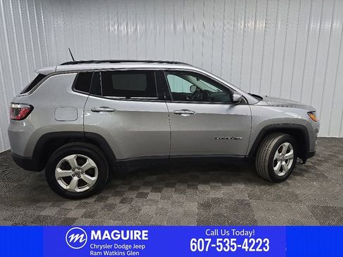 Used 2018 Jeep Compass Latitude w/ Cold Weather Group AWD/4WD image 2