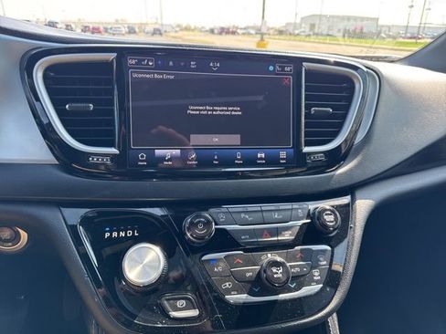 Used 2026 Chrysler Pacifica Limited image 10