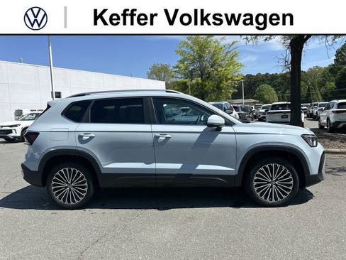 New 2026 Volkswagen Taos SE FWD image 6