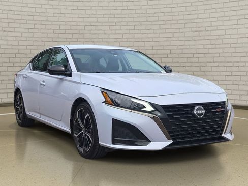 Certified 2025 Nissan Altima 2.5 SR FWD image 3