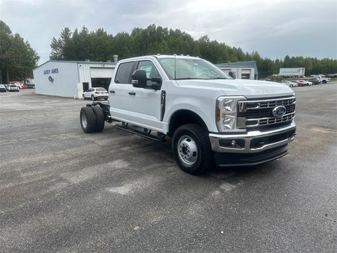 New 2026 Ford F350 XL w/ XL Chrome Package image 3