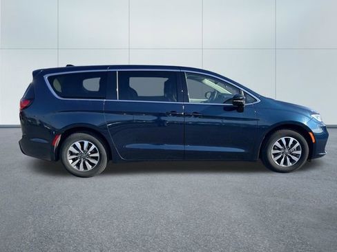 Used 2024 Chrysler Pacifica Limited FWD image 2