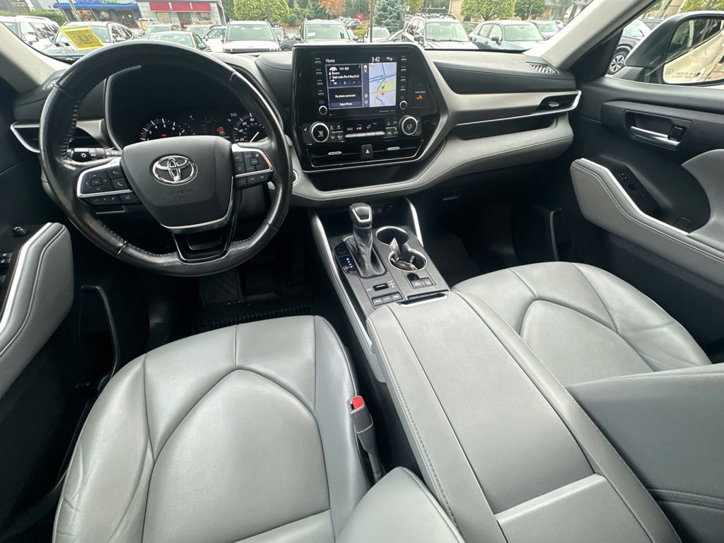 Used 2021 Toyota Highlander XLE AWD/4WD image 23