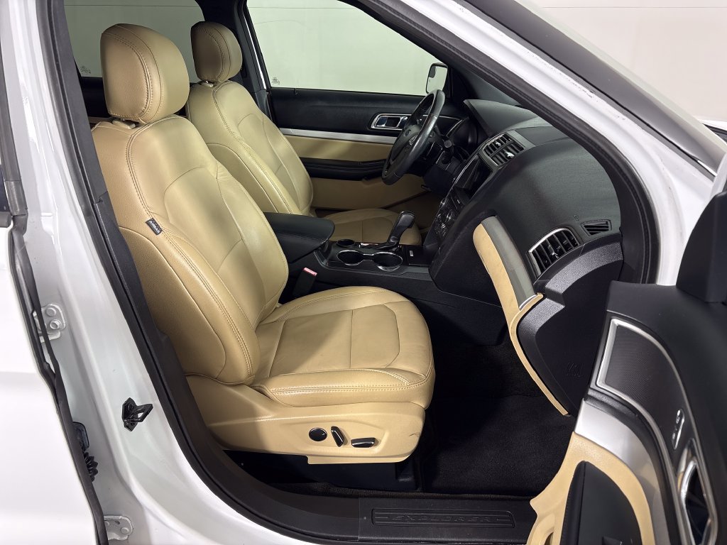 Used 2017 Ford Explorer XLT w/ Equipment Group 202A FWD image 7