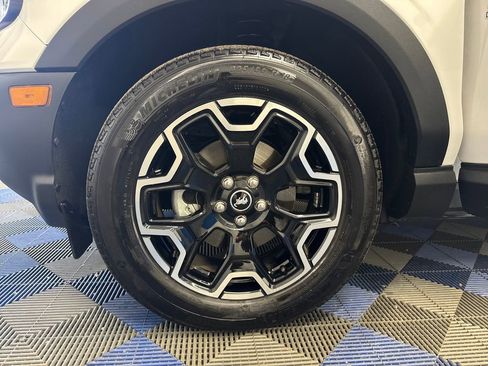 Certified 2025 Ford Bronco Sport Outer Banks w/ Outer Banks Tech Package+ AWD/4WD image 27