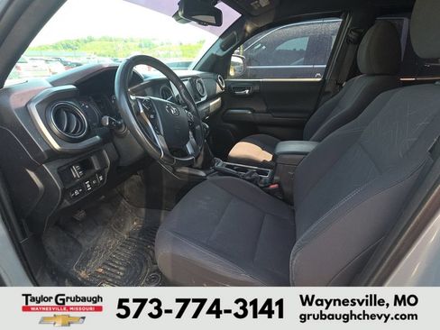 Used 2018 Toyota Tacoma TRD Off-Road w/ Technology Package AWD/4WD image 9