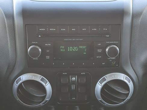 Used 2014 Jeep Wrangler Unlimited Sahara image 18