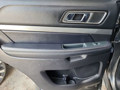 Used 2018 Ford Explorer XLT image 34