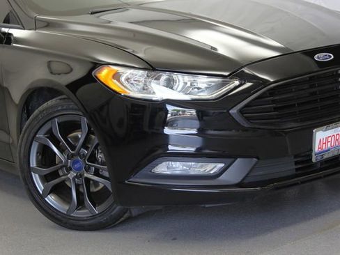 Used 2018 Ford Fusion SE w/ Equipment Group 201A FWD image 2