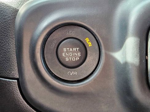 Used 2018 Jeep Wrangler Unlimited Sahara AWD/4WD image 19