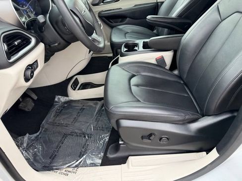 Used 2024 Chrysler Pacifica Touring-L FWD image 19