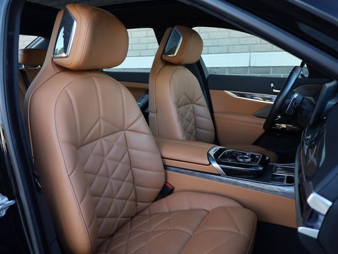 Used 2024 BMW 740i w/ Premium Package 2 image 31