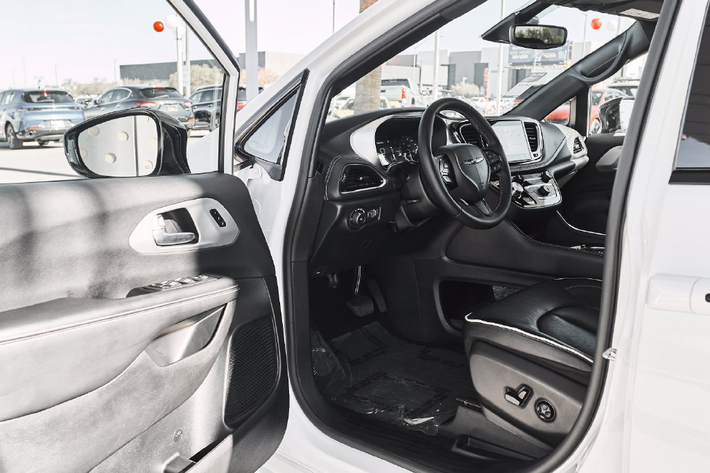 Used 2025 Chrysler Pacifica Limited FWD image 12