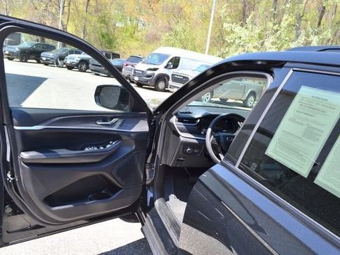 Used 2023 Jeep Grand Cherokee Limited w/ Black Appearance Package AWD/4WD image 15