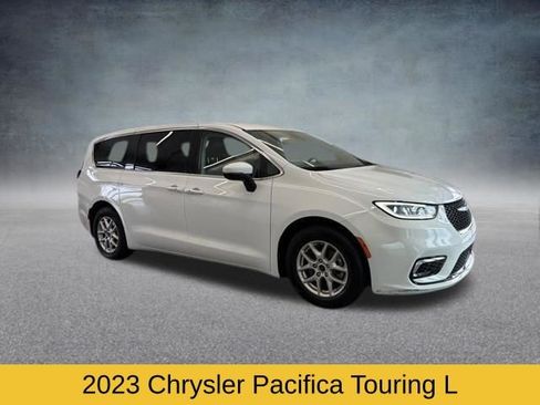 Used 2023 Chrysler Pacifica Touring-L FWD image 2