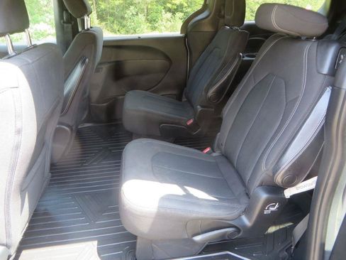 Used 2018 Chrysler Pacifica Touring Plus w/ S Appearance Package FWD image 21