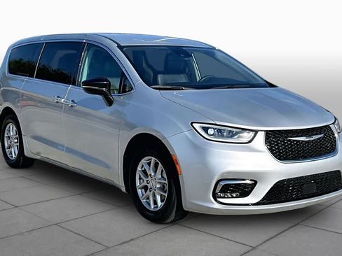 Used 2024 Chrysler Pacifica Touring-L FWD image 3