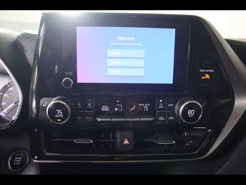 Used 2023 Toyota Highlander XLE FWD image 22