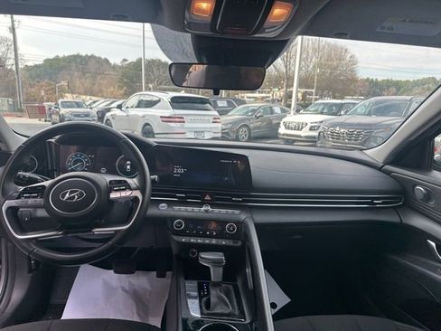 Used 2023 Hyundai Elantra SEL w/ Convenience Package image 8