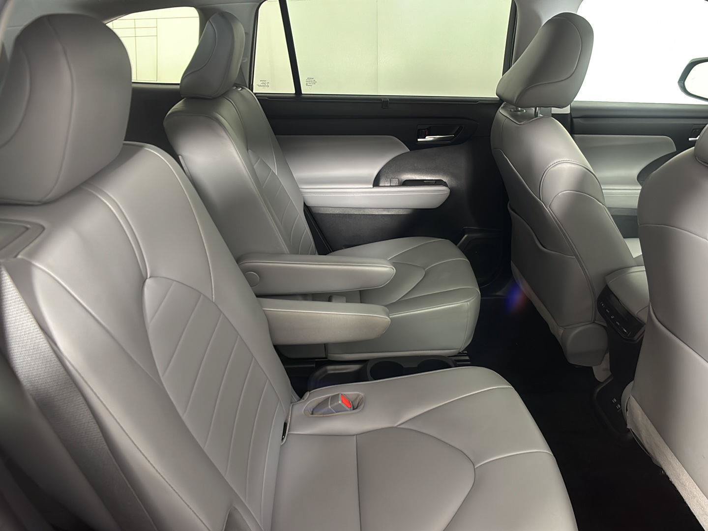 Used 2021 Toyota Highlander XLE AWD/4WD image 18
