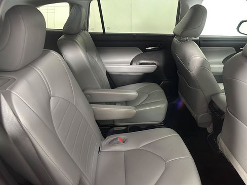 Used 2021 Toyota Highlander XLE AWD/4WD image 18