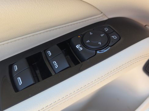 Used 2025 Cadillac CT4 Luxury RWD image 32