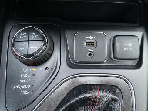 Used 2020 Jeep Cherokee Trailhawk w/ Cold Weather Group AWD/4WD image 39
