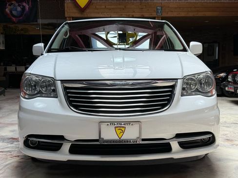 Used 2014 Chrysler Town & Country Touring FWD image 2