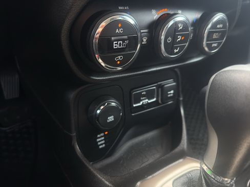 Used 2017 Jeep Renegade Latitude AWD/4WD image 20
