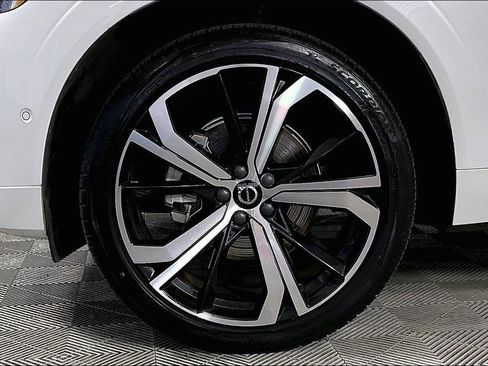 Used 2022 Volvo XC60 B5 R-Design w/ Advanced Package FWD image 8