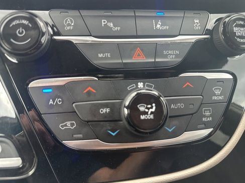 Used 2022 Chrysler Pacifica Touring-L FWD image 18
