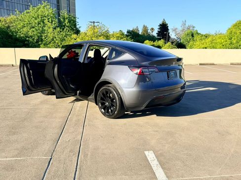 Used 2023 Tesla Model Y AWD image 29