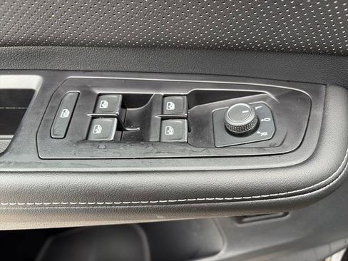 Certified 2025 Volkswagen Atlas Cross Sport SE w/ Panoramic Sunroof Package image 16