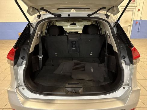 Used 2017 Nissan Rogue SV w/ SV Family Package image 10