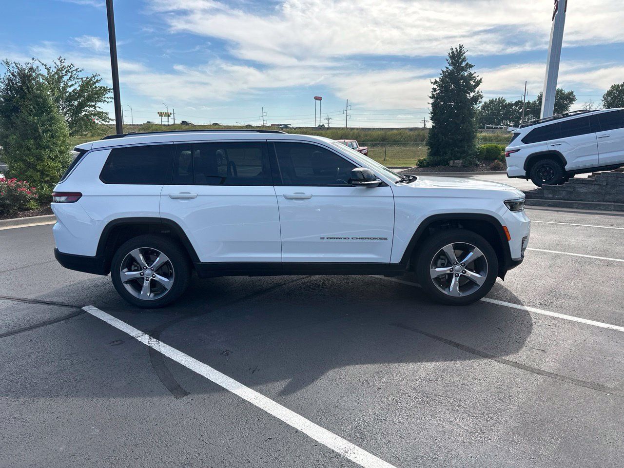 Used 2021 Jeep Grand Cherokee L Limited AWD/4WD image 2