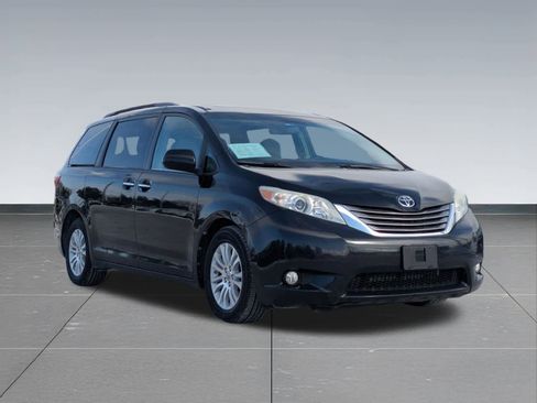 Used 2015 Toyota Sienna XLE image 8