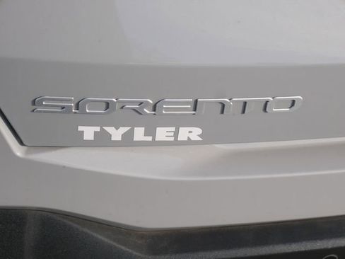 Used 2025 Kia Sorento S image 13