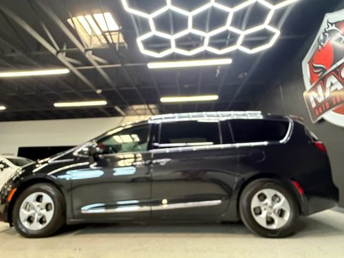 Used 2017 Chrysler Pacifica Touring-L Plus w/ Advanced Safetytec Group FWD image 15