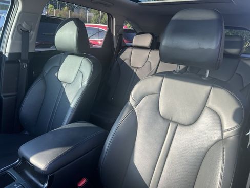 Used 2024 Kia Sorento S w/ Panoramic Sunroof Package FWD image 9