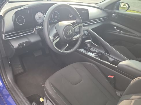 Used 2024 Hyundai Elantra SEL w/ Convenience Package FWD image 17