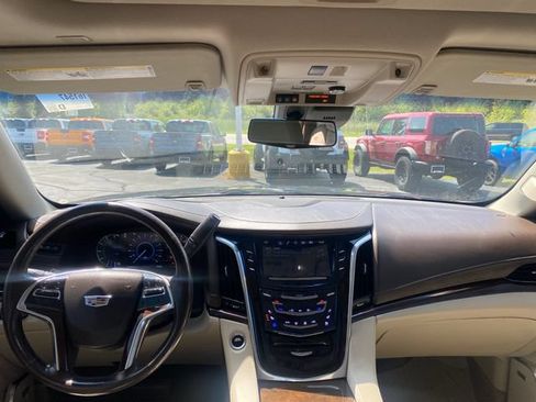 Used 2017 Cadillac Escalade Luxury AWD/4WD image 21