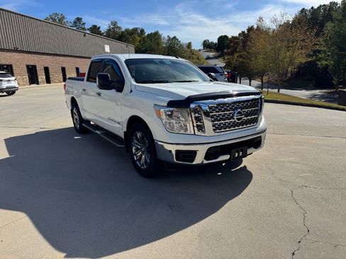 Used 2019 Nissan Titan SV w/ SV Convenience Package image 8