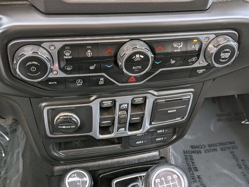 Used 2018 Jeep Wrangler Unlimited Sahara w/ LED Lighting Group AWD/4WD image 23