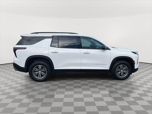 Used 2025 Chevrolet Traverse LT w/ Driver Confidence Package image 4