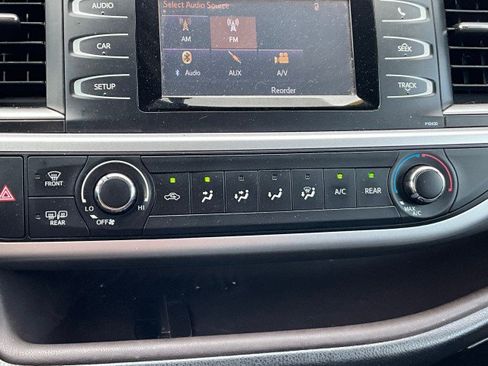Used 2014 Toyota Highlander LE w/ Preferred Accessory Package AWD/4WD image 19