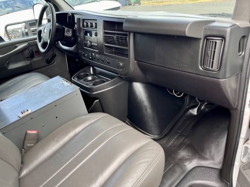 Used 2013 Chevrolet Express 2500 RWD image 16